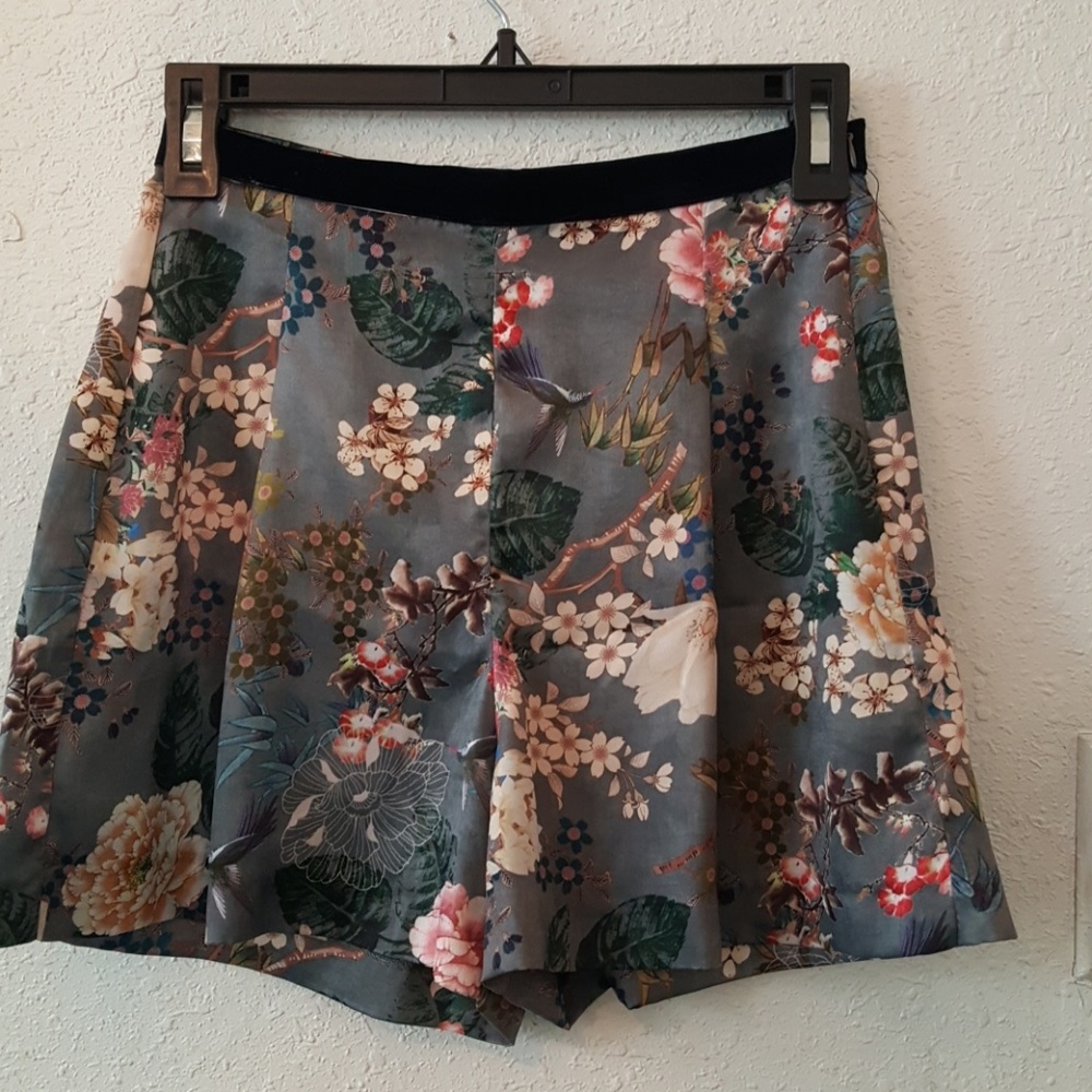 Zara Basic grey highwaist floral shorts